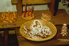 Petrikova-Jarmila-a-Kysilkova-Milada-Vanocni-dekorace-z-viz.-testa-a-perniku.