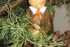 Jan-Stumpf-Zamysleny-mnich-lipove-drevo.