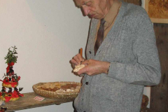 57.-Oldrich-Drozda-vyrezava-certiky.