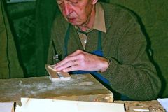 59.-Oldrich-Drozda-vyrezava-vanocni-ozdobu.