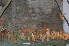 62-Oldrich-Drozda-Oba-skautske-betlemy-papirovy-a-dreveny.