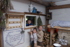 41-Deti-na-vystave.