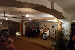 417b.-Oldrich-Vlcek-s-dcerami-prisel-na-vystavu-zahrat-koledy.
