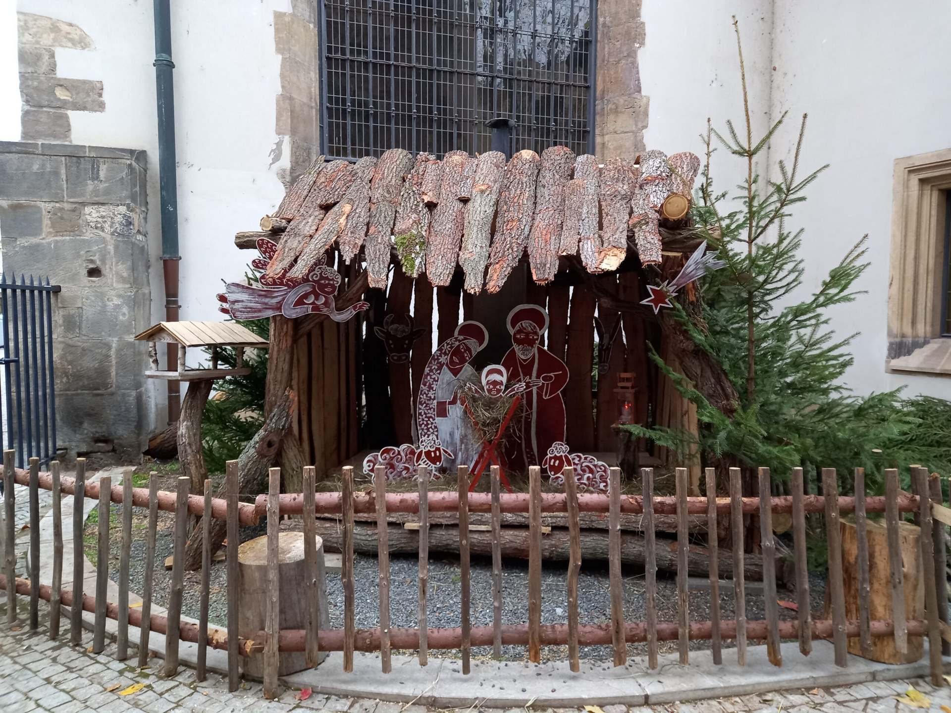 Chaloupka před kaplí s betlémem od Mudr. Kalouska se kolemjdoucím líibí.